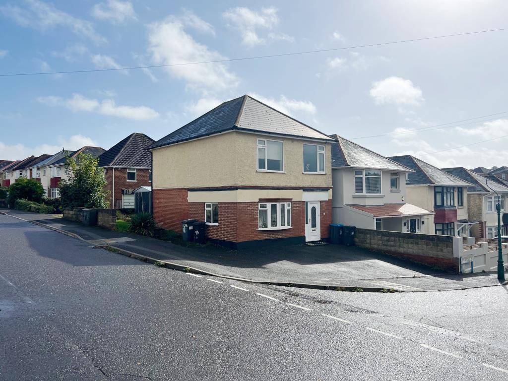 Lot: 120 - FREEHOLD DETACHED BUILDING ARRANGED AS TWO SELF-CONTAINED FLATS WITH GARAGE - Detached building with off road parking area